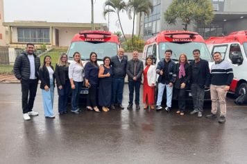 Foto - Entrega de cinco ambulâncias para atender o SAMU Norte Pioneiro.