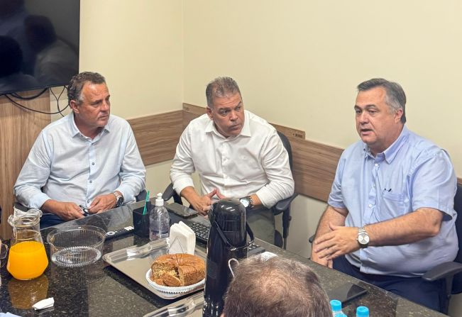 SECRETÁRIO DE SAÚDE DO ESTADO E PRESIDENTE DO CONSÓRCIO SE ENCONTRAM