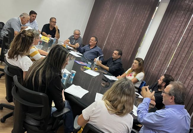 PREFEITOS(AS) REALIZAM REUNIÃO SOBRE A CASA LAR REGIONAL